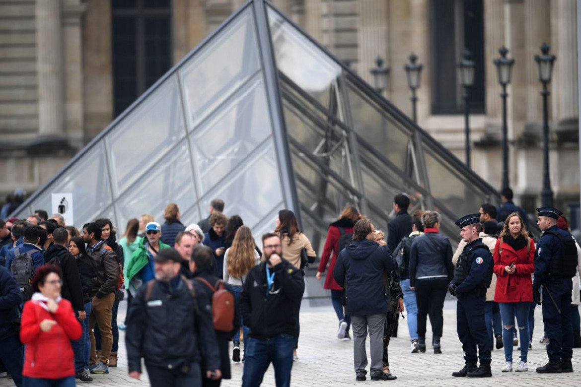 Войници и полиция охранява мястото пред Лувъра в Париж, където при победа, Еманюел Макон ще се появи пред своите гласоподаватели.