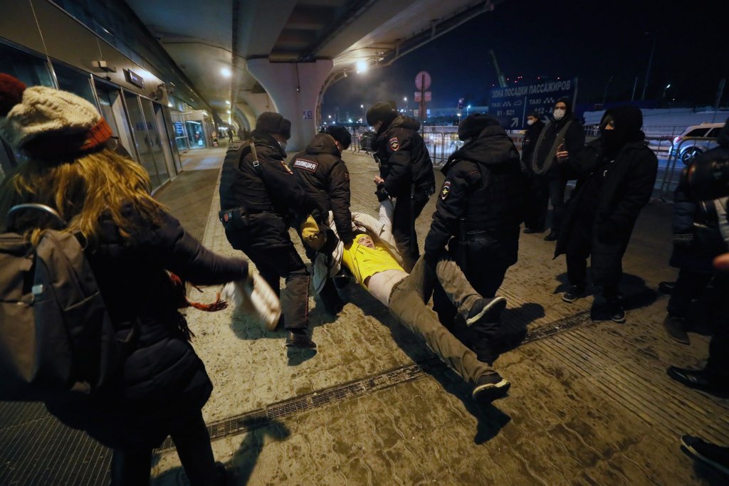 Кадър от задържането на привърженици на опозиционера на летище "Внуково" край Москва