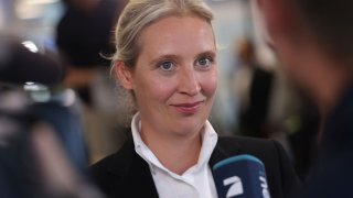 Спад в подкрепата за партиите от управляващата коалиция (на снимката: Алис Вайдел, съпредседател на взелите второто място "Алтернатива за България")