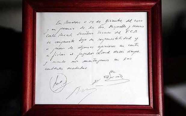 Легендарната салфетка, на която Чарли Рексач разписва детайлите по първия му договор с Барса. Декември 2000 г.