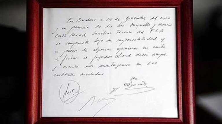 Легендарната салфетка, на която Чарли Рексач разписва детайлите по първия му договор с Барса. Декември 2000 г.