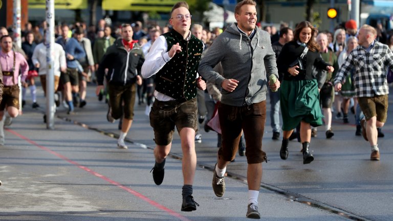 Първият ден на Октоберфест: Тълпи, бира и дъжд (снимки)