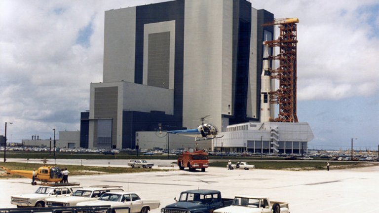 20 май. Космическият кораб тръгва на пътешествие от завода, където е сглобен, към площадката, от която ще излети