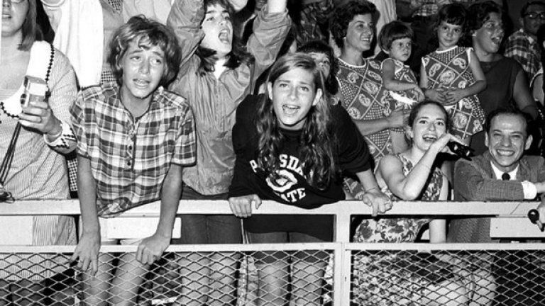Първата публика на рок-концерт на стадион