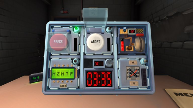 Keep Talking and Nobody Explodes (PC, PS4, Switch, iOS, Android)

Мултиплейър игра, в която един играч е затворен в стая с бомба, чийто брояч зловещо отброява секундите. Останалите влизат в ролята на "експерти", които трябва да предадат инструкции за обезвреждането на бомбата като тълкуват информацията от наръчника за сапьори. В същото време обаче, експертите не виждат самата бомба, така че ефективната устна комуникация е най-ценното нещо за успеха. Самата механика на бомбата също е доста комплексна и затова само с пълно съсредоточаване и организирано сътрудничество вие и екипът ви имате някакъв шанс да се справите с все по-трудните експлозиви в играта. Така Keep Talking and Nobody Explodes не само изисква от вас да мислите неконвенционално и да визуализирате добре, но и очаква да намерите няколко също толкова умни приятели.