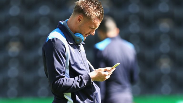 След изгонването на Джейми Варди, социалните мрежи се напълниха с шеги за 29-годишния нападател, че нарочно си е изкарал червен картон, за да може да бъде свободен по празниците...