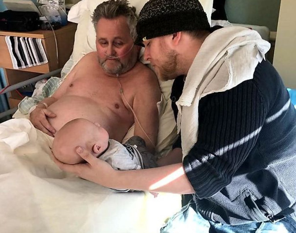 Няколко часа след като снимката е била направена, дядото е починал, но си е отишъл спокоен, след като е видял внука си