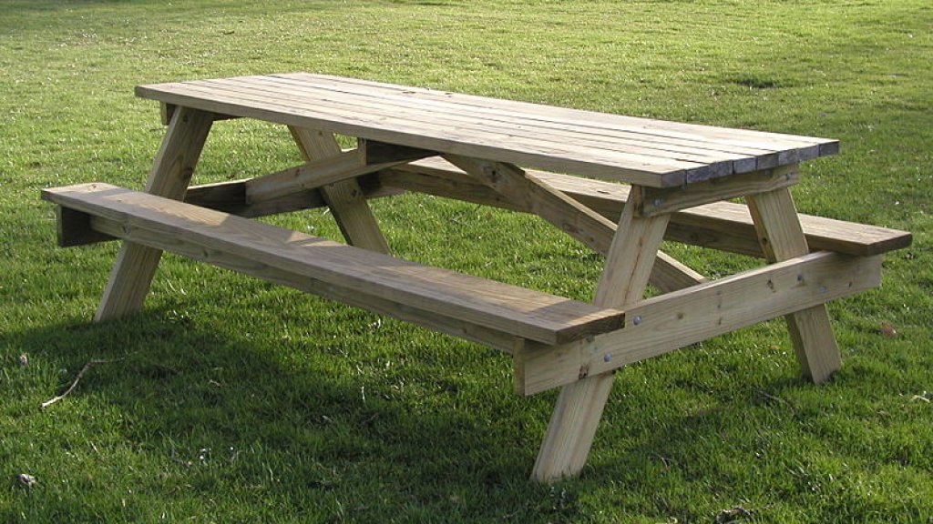 800px-Picnic_table