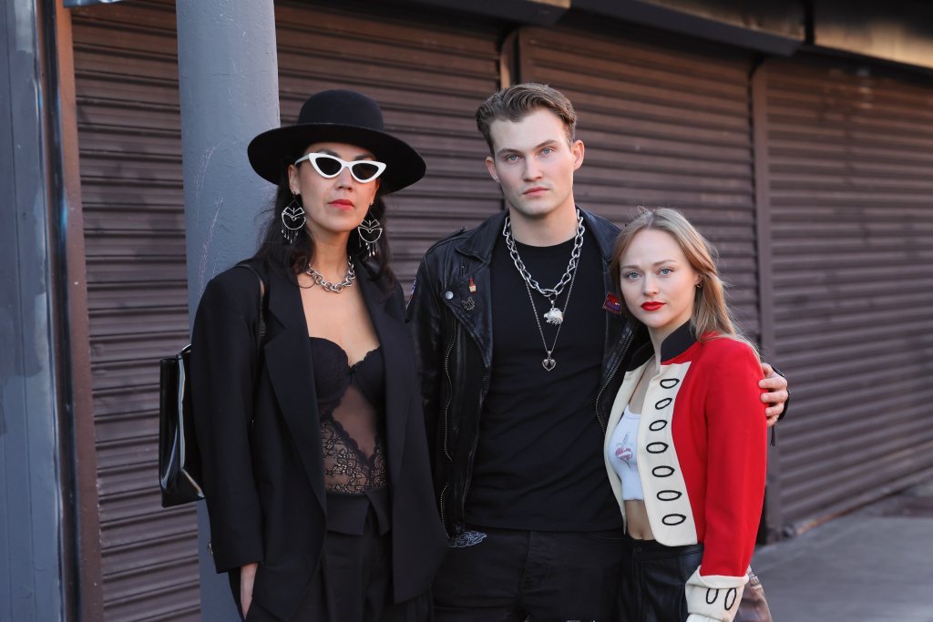 Модерният пънк
Бунтовният дух на Лондон през 70-те нахлува сред зимните тенденции в целия си арсенал от детайли. Панталони на карета, овърсайз кожени якета, ботуши с дебели груби подметки са общата рамка в този стил. Като декорация към него може да се прибавят модерните напоследък колиета чокър, едри колани на талията и чанти, обсипани с пайети.