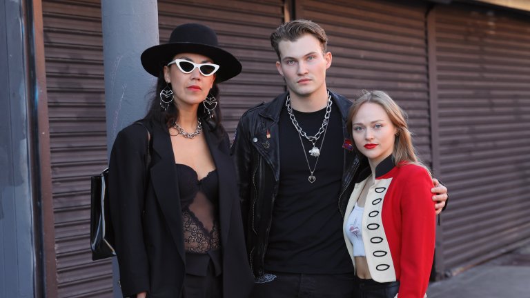 Модерният пънк
Бунтовният дух на Лондон през 70-те нахлува сред зимните тенденции в целия си арсенал от детайли. Панталони на карета, овърсайз кожени якета, ботуши с дебели груби подметки са общата рамка в този стил. Като декорация към него може да се прибавят модерните напоследък колиета чокър, едри колани на талията и чанти, обсипани с пайети.