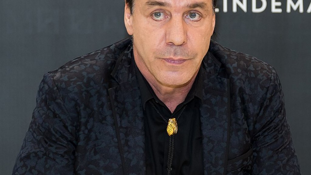 800px-Till_Lindemann_-_2017287140953_2017-10-14_Buchmesse