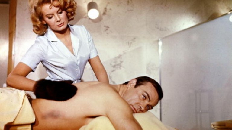 Типична сцена за Бонд. Филмът е  Thunderball (1965-та), а момичето на Бонд, което го масажира - актрисата Моли Петерс