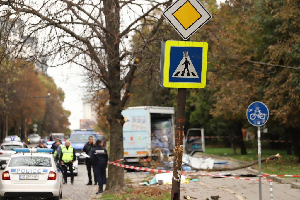 Камион се вряза в спирка в София, 19-годишно момиче е загинало
