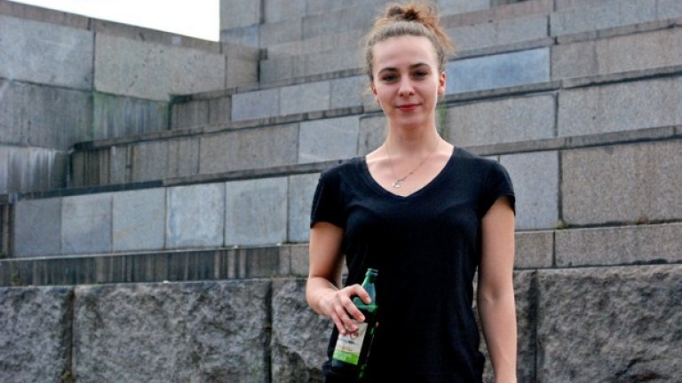 Веси от София. Хващаме я след края на работния ден с още едно момиче на Паметника на съветската армия. Тъкмо е отпила първи глътки от кехлибареното чудо."Излизам с приятели, пия бира, обичам след работа да има релакс и отпускане. Определено съм фен. Самият вкус е приятен. Бих отпразнувала въпросния Международен ден на бирата с приятели в някой парк. Бирата е яка и т`ва е."