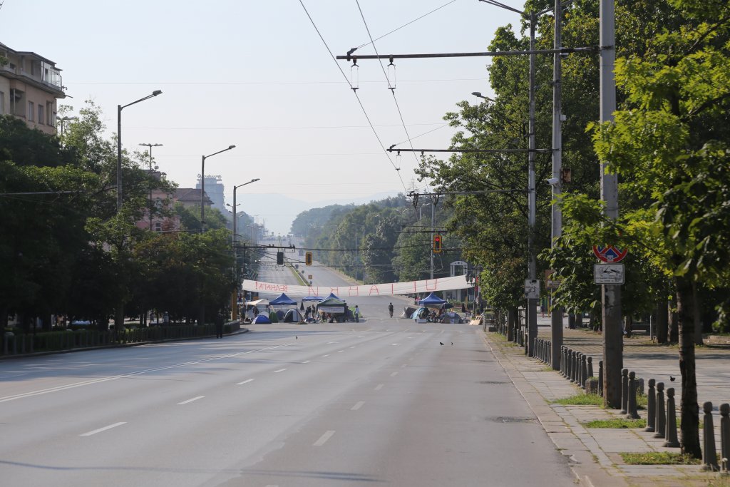 Продължават блокадите с палаткови лагери на протестиращи на булевард "Цар Освободител" и на кръстовището при "Орлов мост" в София.