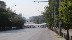 Продължават блокадите с палаткови лагери на протестиращи на булевард "Цар Освободител" и на кръстовището при "Орлов мост" в София.