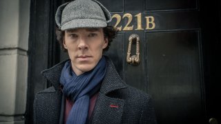 "Шерлок" (Sherlock)
Бенедикт Къмбърбач вече сякаш е навсякъде и играе всичко. Но за кратък период от време той беше просто Шерлок - нова, модерна и в някаква степен подобрена версия. Сериалът е базиран на историите на сър Артър Конан Дойл, но нанася достатъчно промени, за да ги осъвремени по един сполучлив начин.
Шерлок (Къмбърбач) е непоносим социопат, с когото обаче д-р Джон Уотсън (Мартин Фрийман) успява да изгради успешно, макар и трудно партньорство. Техните взаимоотношения се развиват на фона на заплетени случаи и сблъсъци с необичайни противници (като страхотната версия на Мориарти, изиграна от Андрю Скот). Проблемът на "Шерлок"? Че първите му епизоди бяха много по-стегнати и смислени, а с времето качеството сякаш тръгна надолу.
До момента са налични 4 сезона с по 3 епизода и 1 специален епизод, които с дължината на филми са чудесни за един месец, посветен на "Шерлок". Сериалът е достъпен в Netflix.
