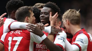 Обяснено: Защо в Арсенал плащат бонус от половин милион паунда на всеки играч?