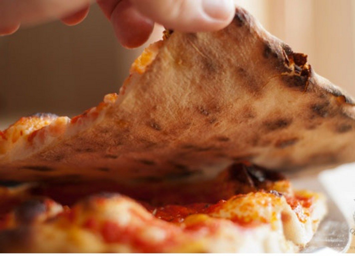 При пицата на лопатка - тестото се слага директно във фурната с дълги лопати, като често е дълго близо метър. Използва се зехтин, свинска мас или и двете.