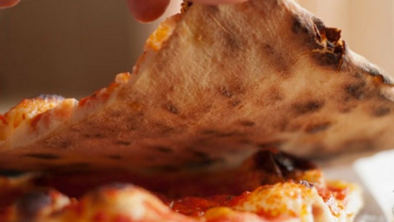 При пицата на лопатка - тестото се слага директно във фурната с дълги лопати, като често е дълго близо метър. Използва се зехтин, свинска мас или и двете.