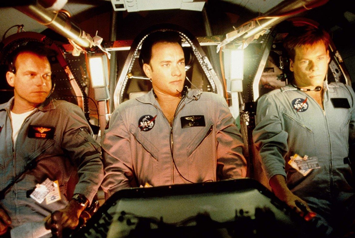  "Аполо 13" 

Рон Хауърд се заема да филмира събитията, случили се през 1970 г. на борда на "Аполо" и описани в романа "Аполо 13/ Изгубена Луна" на Джим Ловел. За екипажа на космическия кораб това би трябвало да е рутинен полет до Луната, докато контролната кула не чува легендарното "Хюстън, имаме проблем...".

Следва битка за оцеляване, пресъздадена на екрана от актьорите Том Ханкс, Кевин Бейкън, Бил Пакстън и Ед Харис.
