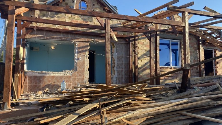 Засегнатите протестират и твърдят, че няма къде да живеят