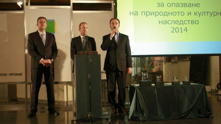 Собственикът на компанията Филип Пфое, Атанас Фурнаджиев и Димо Николов разказаха за идеите и целите на Дарителската програма на Мото-Пфое