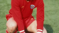 1982 година, фотосесия преди сезона на стадион "Филбърт Стрийт". Гари Линекер позира с резервния червен екип на Лестър. Едва на 22 години нападателят вече е звезда и вкарва голове на грандовете в старата Първа дивизия. После игра в Евертън, Барселона и Тотнъм, но остана верен на корените си. Линекер откри новия стадион на клуба преди 13 години и се смята от феновете за една от трите най-големи фигури в историята.