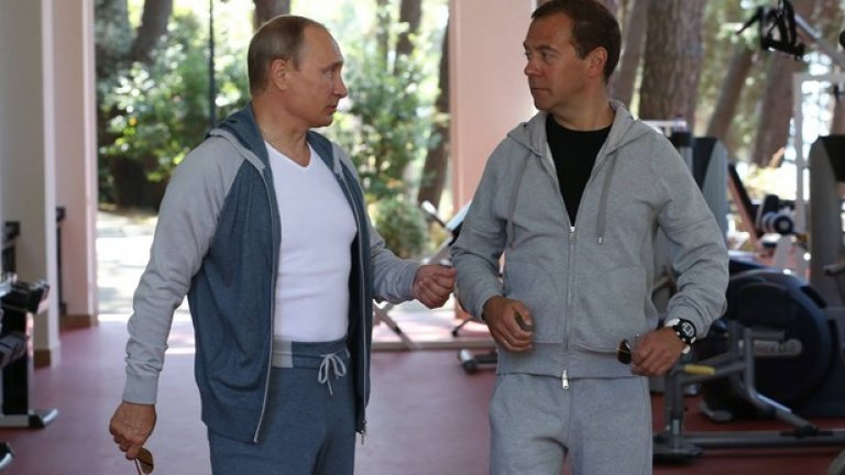 Владимир Путин тренира в спортна зала заедно с Дмитрий Медведев