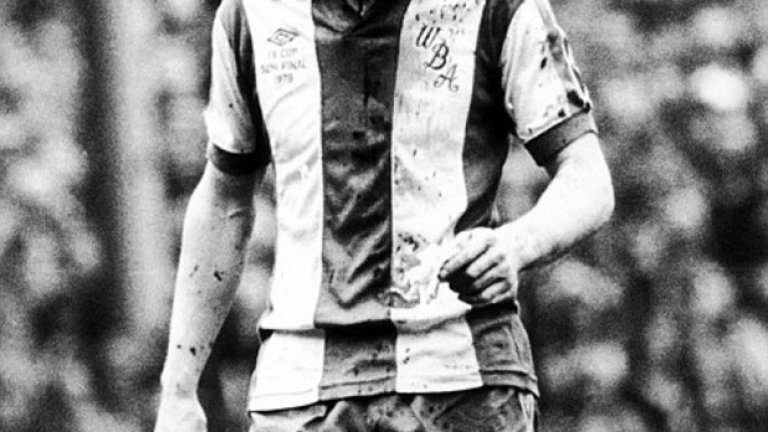 1978 г., Ипсуич - Уест Бромич 3:1Мачът е на "Хайбъри" в Лондон и остава в историята като "кървав спорт".
Още в първите секунди Джон Уайли от УБА и Брайън Талбът от Ипсуич си удрят жестоко главите, като вторият е изнесен със сътресение. Минути по-късно Уайли отново се сблъсква глава в глава със съперник, като този път е сериозно окървавен. Но остава на терена и този път, доигравайки мача - близо 75 минути! Фланелката му е в кал и кръв, но не успява да помогне на отбора си.