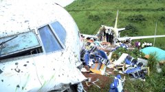 Най-малко 18 души са починали при самолетна катастрофа в Индия