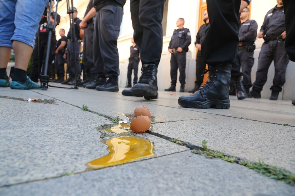 Протестиращи замеряха депутати с яйца и домати