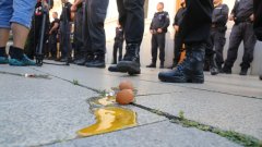Протестиращи замеряха депутати с яйца и домати