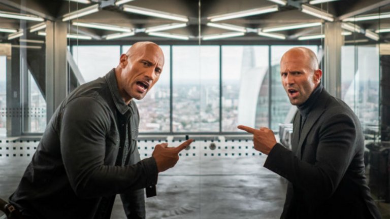 Fast and Furious Presents: Hobbs and Shaw
Премиера на: 2 август
Франчайзът "Бързи и яростни" извървя дълъг път надолу. От приемливо развлечение с нелегални състезания, той стигна почти до ръба на това да премине в "директно за DVD" категорията. Посъживи се със завръщането на Вин Дизел, смяната на акцента към екшъна и най-вече включването на Скалата. Но от един момент нататък нивото на абсурда вече беше непоносимо...
Е, не и за масовата публика! Осмият филм от поредицата изкара над 1 милиард и 200 млн. долара приходи в световен мащаб. Не трябва да ни учудва, че с такива резултати получаваме и спиноф, фокусиран върху героите на Дуейн "Скалата" Джонсън и Джейсън Стейтъм. Техните Хобс и Шоу ще се борят с терорист, изигран от Идрис Елба, който на всичко отгоре... ох... е генно-модифициран "черен Супермен", както сам се описва.
По-лошото е, че публиката очевидно ще отиде да гледа и това. Анализатори очакват филмът да изкара между 75 и 115 милиона долара в първия си уикенд, което е много добър резултат. И значи какво? Още "Бързи и яростни".