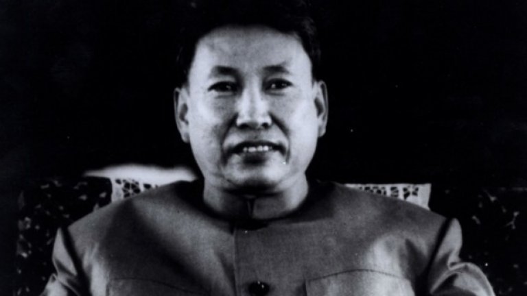 Пол Пот - учител 
Пол Пот е живото доказателство до каква злоба могат да доведат децата един учител. Водачът на Червените кхмери и впоследствие министър-председател/откровен кървав диктатор на Камбоджа преди това е бил преподавател по професия. Роденият като Салот Сар мъж е бил изключително образован. Той учи във Франция, където обаче се увлича по идеите на марксизма и ленинизма. След завръщането в Камбоджа започва работа като учител. Въпреки западното си образование обаче нищо не му пречи да избива всички "буржоазни врагове", както и да преследва малцинствата в страната.