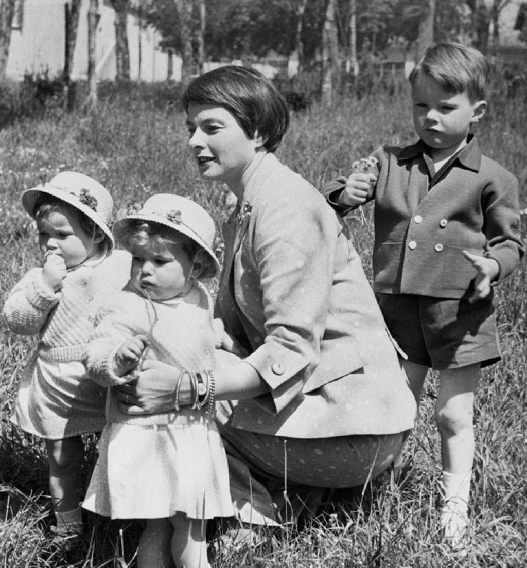 Родителите се развеждат, когато Изабела е на 6 години. И двамата скоро намират нови партньори, а за Избаела предстои детство между няколко града и континента. Родителските права отиват при бащата, но Бергман никога не изоставя ролята си на майка. Детствот