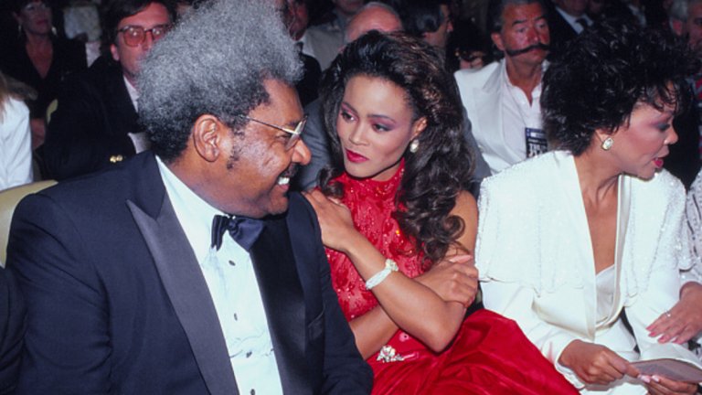 „Исках да живея като цар. Това ми беше мечтата. Виждах как живееше каймакът на обществото. Ресторанти, скъпи бижута, красиви жени. Исках и аз да живея така. С какво бях по-лош от тях?“, пише в автобиографията си Кинг.