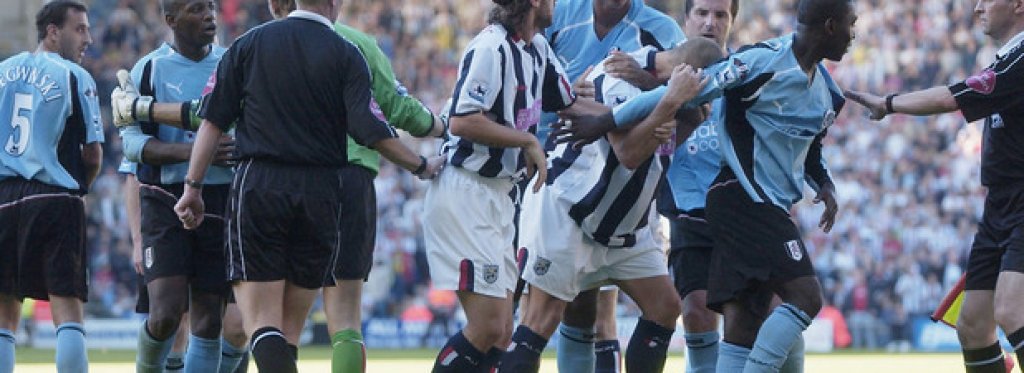 7.  Уест Бромич – Фулъм 1:1, септември 2004 г. 
Всичко имаше в този мач. Роб Ерншоу пропусна дузпа рано в мача. Едвин ван дер Сар бе излязъл доста напред, след което последваха цели три червени картона. Папа Буба Диоп, Нийл Клемент и Нади Коул поеха преждевременно към съблекалните в един от паметните мачове на Висшата лига.