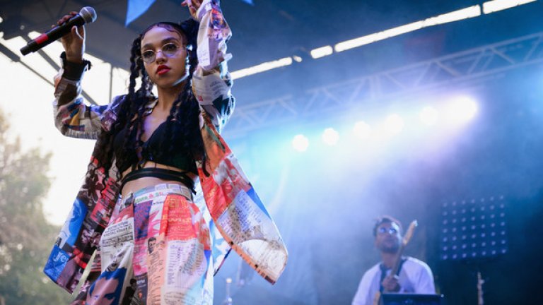 FKA twigs – LP1
Новата трип-хоп звезда FKA twigs все повече привлича вниманието. Сякаш не стигат обладаващият й стил, изкусителните й клипове, озадачаващите модни решения, а вече и звездният й приятел – актьорът Робърт Патинсън. Тя най-накрая издаде и истински дебютен дългосвирещ албум, който дълбае ниша между авангардното и достъпното, експерименталното и комерсиалното. 
За мнозина певицата и танцьорка просто се е появила от нищото, но twigs работи в студио от 7 години, а имиджът й е плод на внимателно обмислена стратегия. Ще чуваме доста за нея и в бъдеще.
