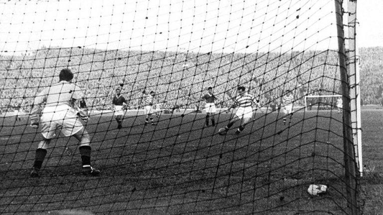 На Селтик принадлежи и най-голямата победа в дербито на Старата фирма. "Зелените" унижават Рейнджърс със 7:1 през 1957-а година в мач за Купата на Лигата. Това е и най-убедителният резултат във финал на Острова изобщо. На снимката Уили Фърни бележи седмия гол за "детелините" пред погледа на близо 85 хиляди на трибуните