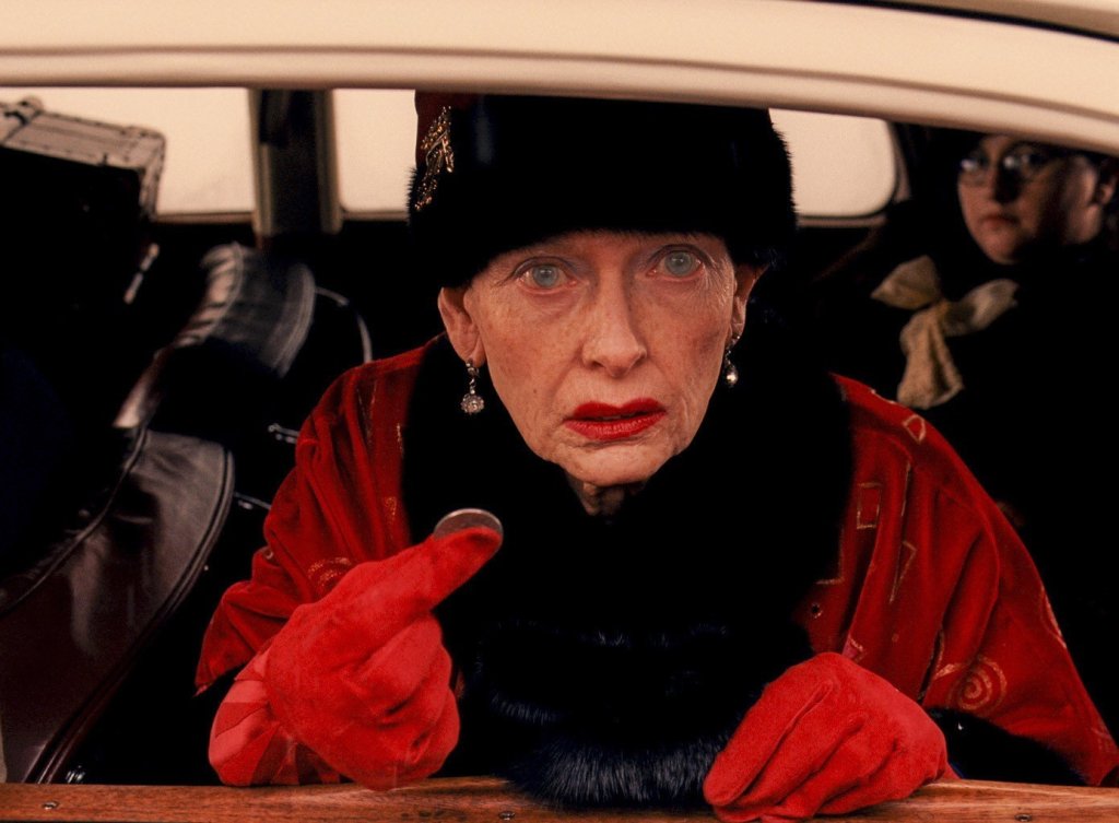 \"Гранд Хотел Будапеща\"(The Grand Budapest Hotel, 2014)
Във филма на Уес Андерсън, Суинтън играе възрастната Мадам Д. Докато всички актриси са луди по подмладяването, за ролята на съмнителната аристократка Тилда \"слага\" 30 години от горе. И е 