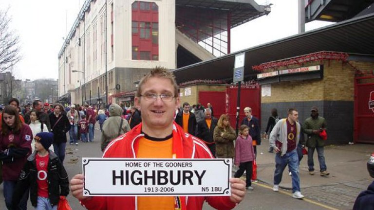 Основателят на фенклуба на Арсенал в България Любомир Методиев преди предпоследния мач на стария стадион на клуба "Хайбъри" през 2005 г.