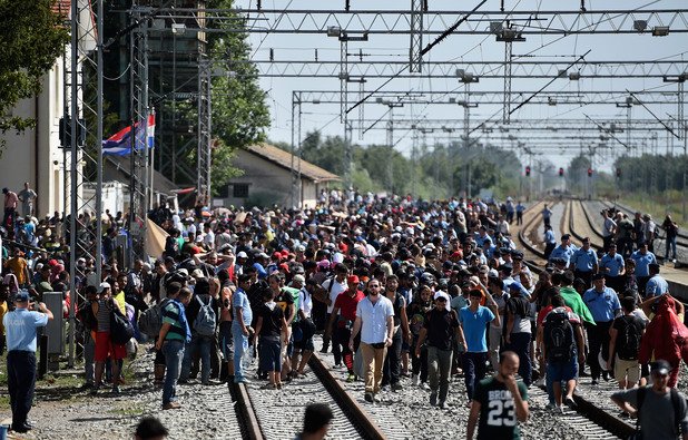 Хърватия не издържа на притока и затвори границите, Унгария започна да строи ограда на границата с Хърватия, а Словения върна влакове с бежанци обратно при граничния пункт Добова