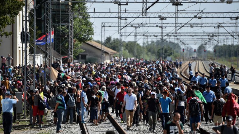 Хърватия не издържа на притока и затвори границите, Унгария започна да строи ограда на границата с Хърватия, а Словения върна влакове с бежанци обратно при граничния пункт Добова