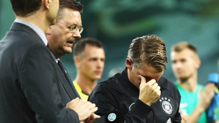 Преди началото на мача Бастиан не успя да сдържи сълзите си