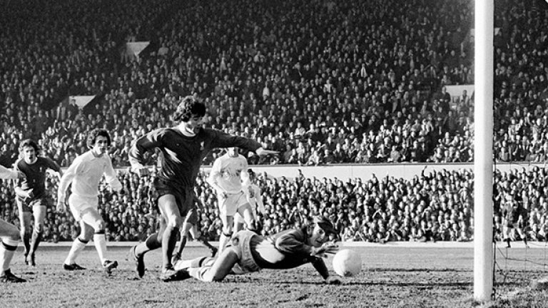 Кевин Кийгън е една от големите звезди на Ливърпул през 70-те. На снимката е уловен момент от 1973-а. Ливърпул печели с 2:0 с попадения на Кийгън и Стив Хайуей