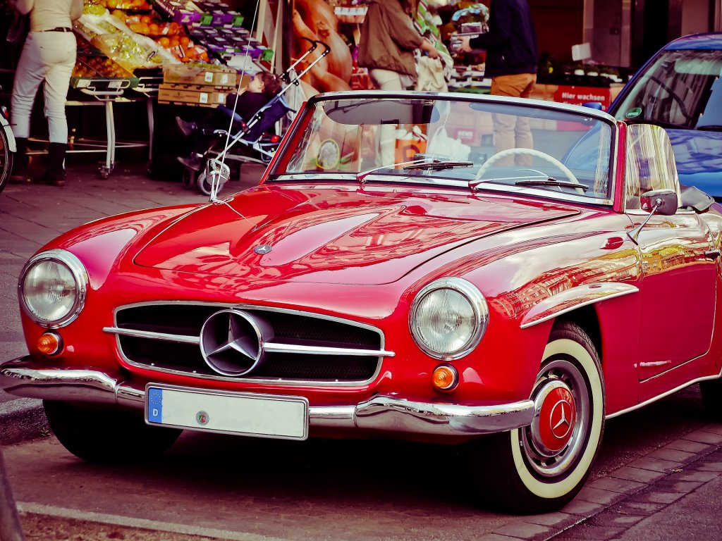 Mercedes-Benz 190SL
Mercedes-Benz 190SL започва да се произвежда през 1955 г. по време, в което по улиците все още преобладават двуколесните превозни средства. Той е посрещнат супер ентусиазирано от автомобилните журналисти и бързо се превръща в хит. Цифрите на производство също са впечатляващи: между май 1955 и февруари 1963 г. не по-малко от 25 881 коли напуснали поточните линии в Зинделфинген. Auto Motor und Sport пишат, че това е "елегантен, бърз туристически спортен автомобил, който може да се използва и като напълно нормален автомобил за ежедневието". Das Automobil коментират, че "може да почувствате тази кола с душата си, това е магия, която той е готов да даде на своя собственик". 190 SL остава в производство до 1963 г.