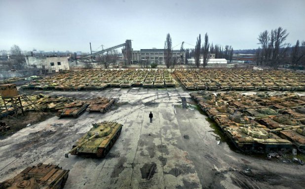 Гробище за съветски танкове в Украйна