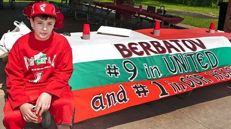 12-годишният Мартин Кунев е седнал до изработеното в чест на Димитър Бербатов национално знаме, на което българските запалянковци от Чикаго написаха: “Бербатов - №9 в Юнайтед, номер 1 в нашите сърца” 