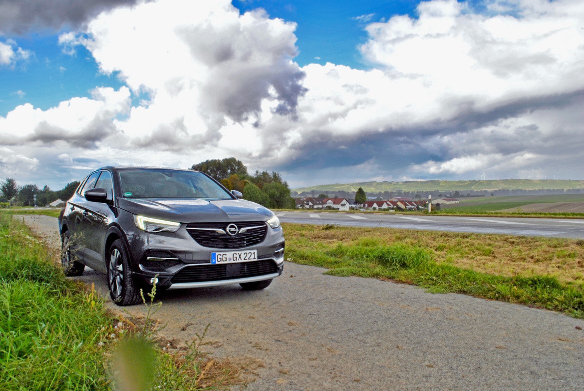 Най-големият в момента член на семейството X на Opel, който разширява обхвата на моделната гама на марката Opel в C-сегмента. 